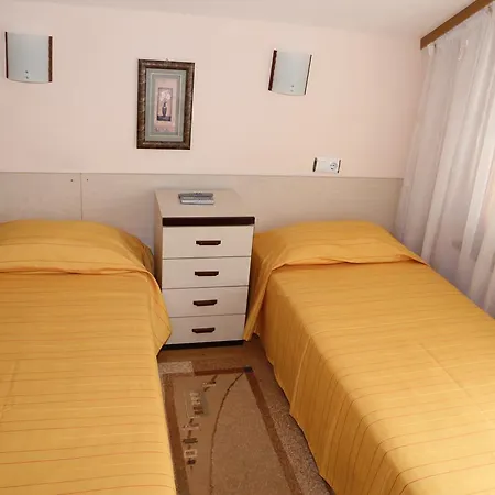 Zora Guest house 2*